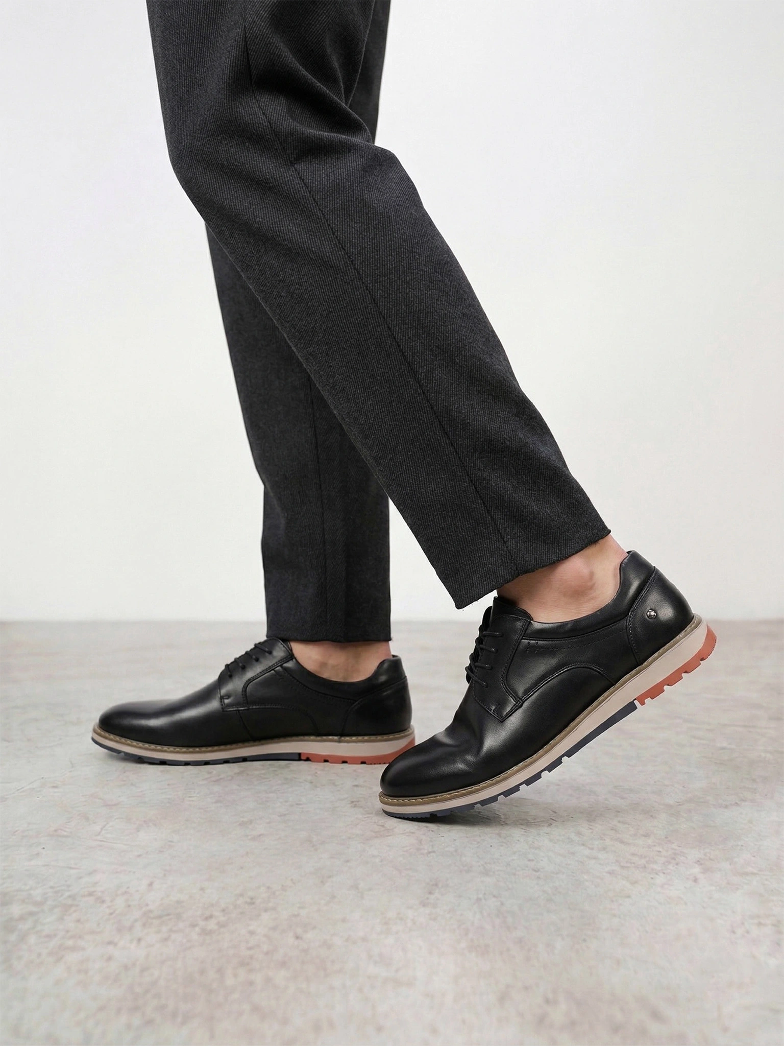 Туфли-дерби черного цвета со шнуровкой